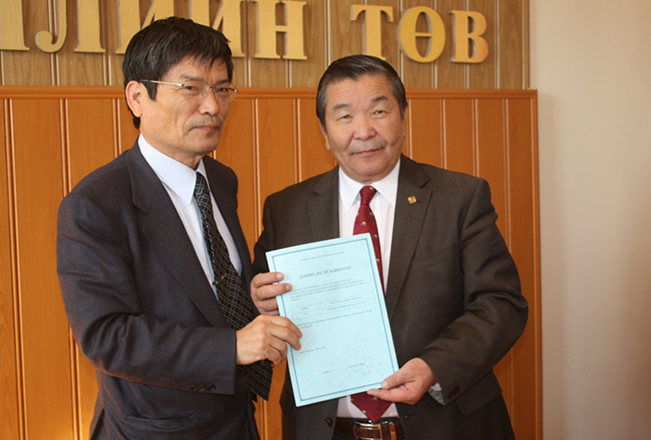 勲章と授与証明書